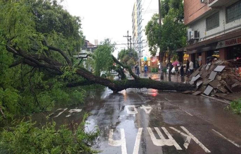 Ir para  <p>Depois do in&iacute;cio de uma semana de forte calor no Rio Grande do Sul, com temperaturas acima dos 32&ordm;C, Porto Alegre, na tarde desta quarta-feira, registrou um forte temporal. O c&eacute;u escureceu e a chuva,...